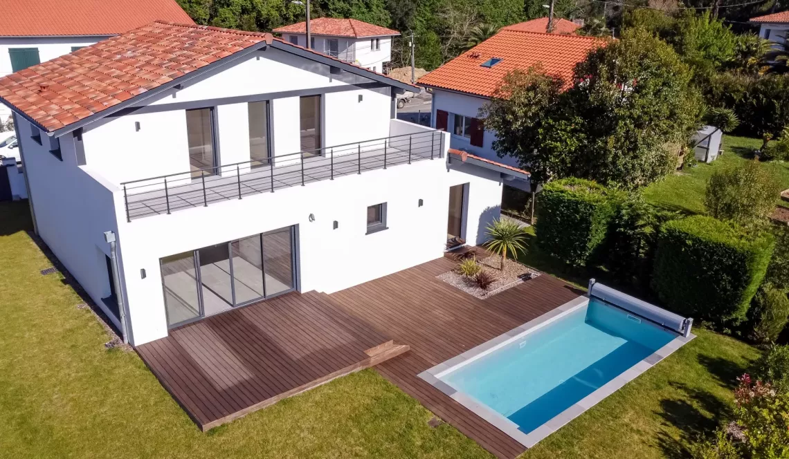 Bayonne au calme - Villa toute neuve de 150 m² H, 5 chambres, pièce de vie de 45 m² sur 600 m² de terrain plat avec piscine