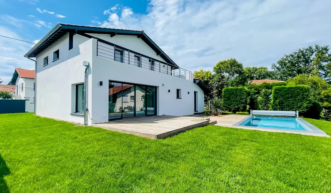 Bayonne au calme - Villa toute neuve de 150 m² H, 5 chambres, pièce de vie de 45 m² sur 600 m² de terrain plat avec piscine