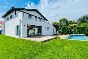 Bayonne au calme - Villa toute neuve de 150 m² H, 5 chambres, pièce de vie de 45 m² sur 600 m² de terrain plat avec piscine