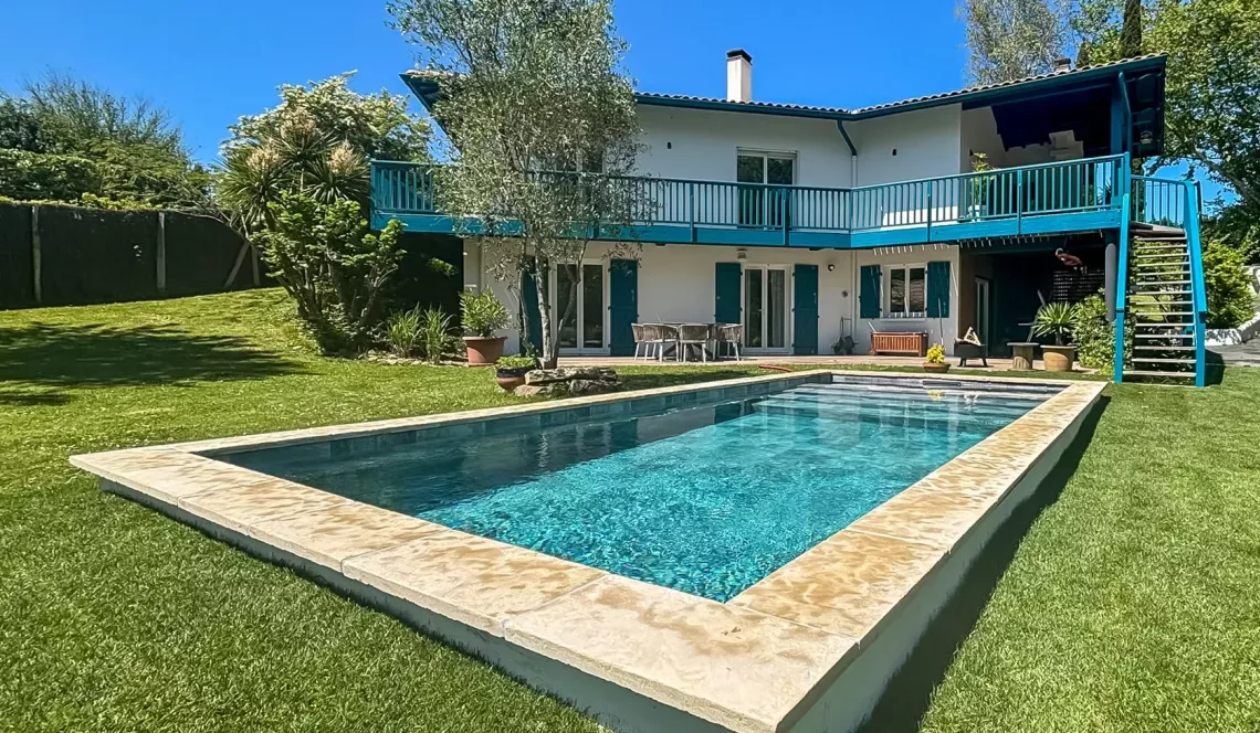 Arcangues au calme - Atypique villa des années 2000 de 160 m² H, 4 chambres, 2 salles d’eau, pièce de vie de + de 40 m² sur 1043 m² de terrain avec piscine + jacuzzi