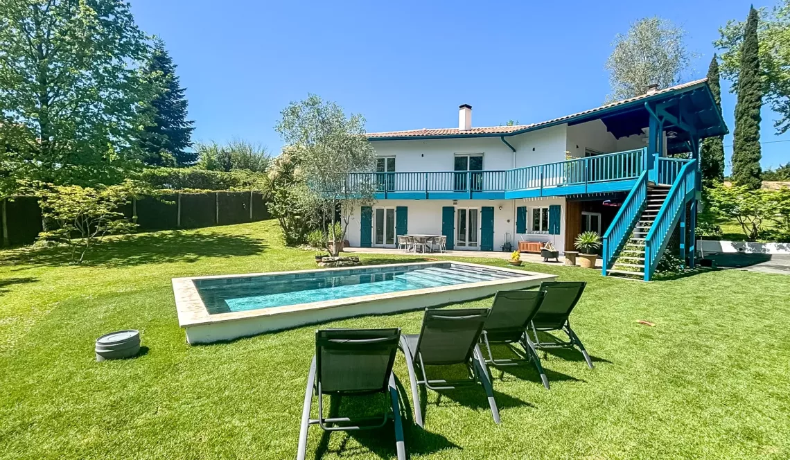 Arcangues au calme - Atypique villa des années 2000 de 160 m² H, 4 chambres, 2 salles d’eau, pièce de vie de + de 40 m² sur 1043 m² de terrain avec piscine + jacuzzi