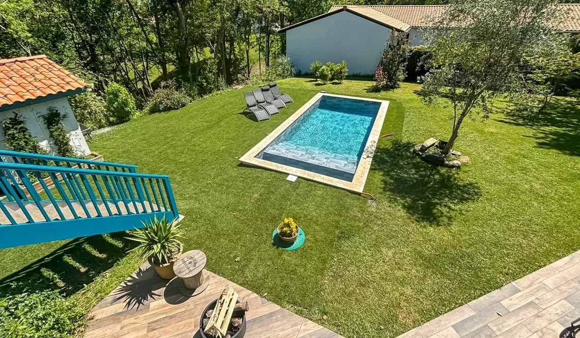 Arcangues au calme - Atypique villa des années 2000 de 160 m² H, 4 chambres, 2 salles d’eau, pièce de vie de + de 40 m² sur 1043 m² de terrain avec piscine + jacuzzi