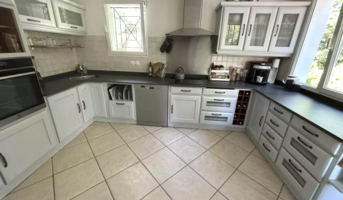 Arcangues au calme - Atypique villa des années 2000 de 160 m² H, 4 chambres, 2 salles d’eau, pièce de vie de + de 40 m² sur 1043 m² de terrain avec piscine + jacuzzi