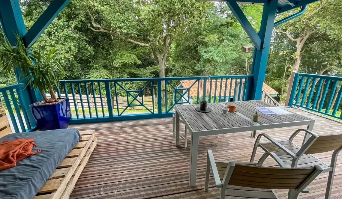 Arcangues au calme - Atypique villa des années 2000 de 160 m² H, 4 chambres, 2 salles d’eau, pièce de vie de + de 40 m² sur 1043 m² de terrain avec piscine + jacuzzi