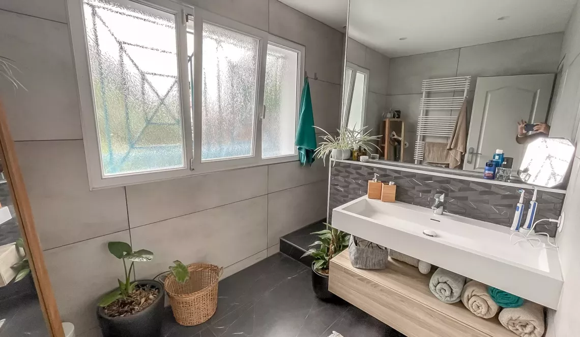 Arcangues au calme - Atypique villa des années 2000 de 160 m² H, 4 chambres, 2 salles d’eau, pièce de vie de + de 40 m² sur 1043 m² de terrain avec piscine + jacuzzi