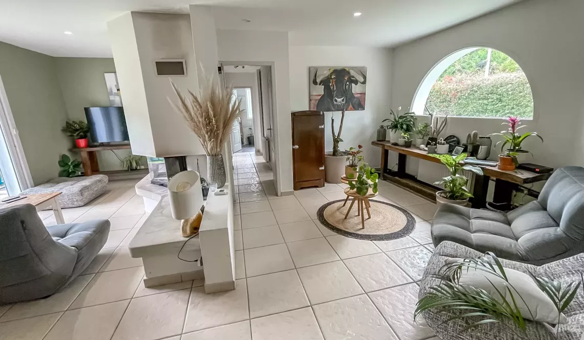 Arcangues au calme - Atypique villa des années 2000 de 160 m² H, 4 chambres, 2 salles d’eau, pièce de vie de + de 40 m² sur 1043 m² de terrain avec piscine + jacuzzi