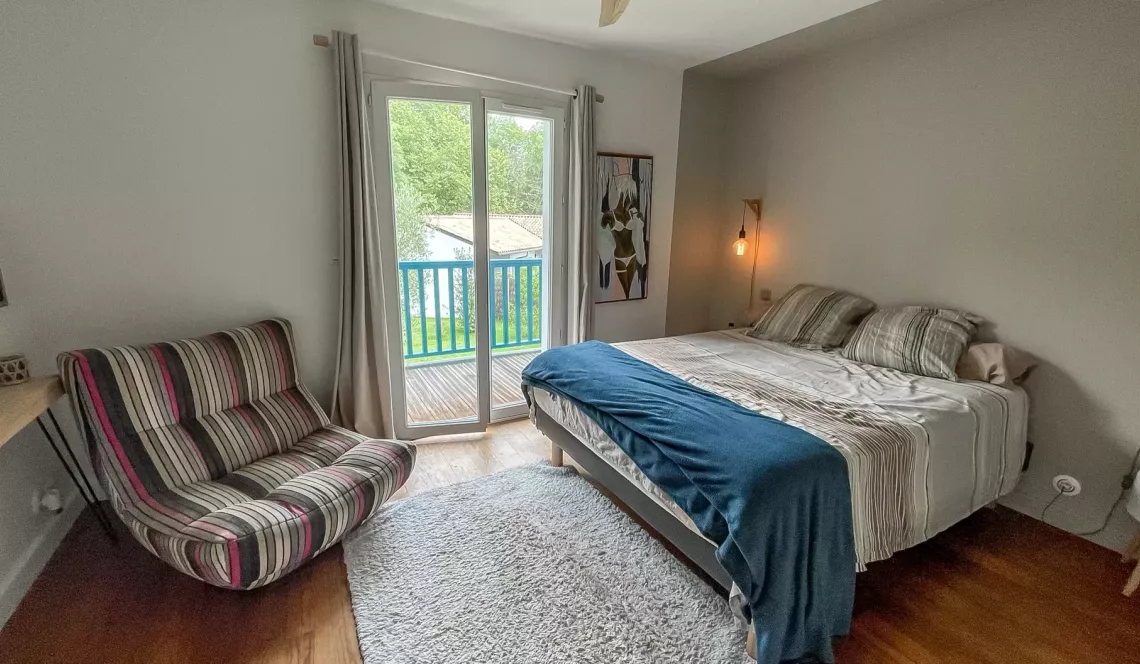 Arcangues au calme - Atypique villa des années 2000 de 160 m² H, 4 chambres, 2 salles d’eau, pièce de vie de + de 40 m² sur 1043 m² de terrain avec piscine + jacuzzi