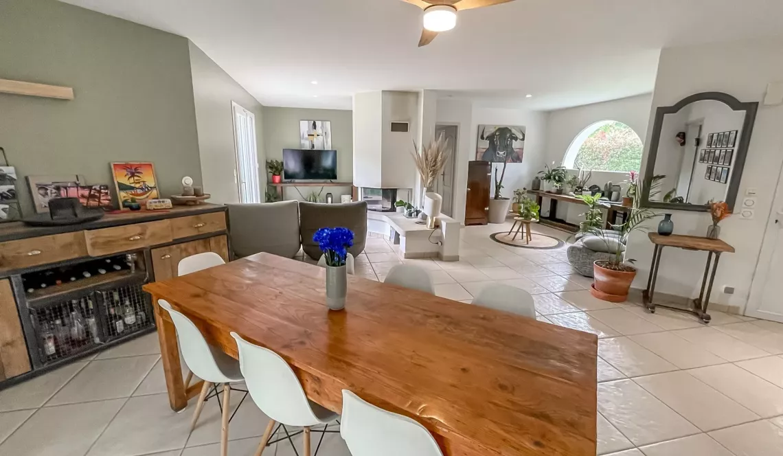 Arcangues au calme - Atypique villa des années 2000 de 160 m² H, 4 chambres, 2 salles d’eau, pièce de vie de + de 40 m² sur 1043 m² de terrain avec piscine + jacuzzi