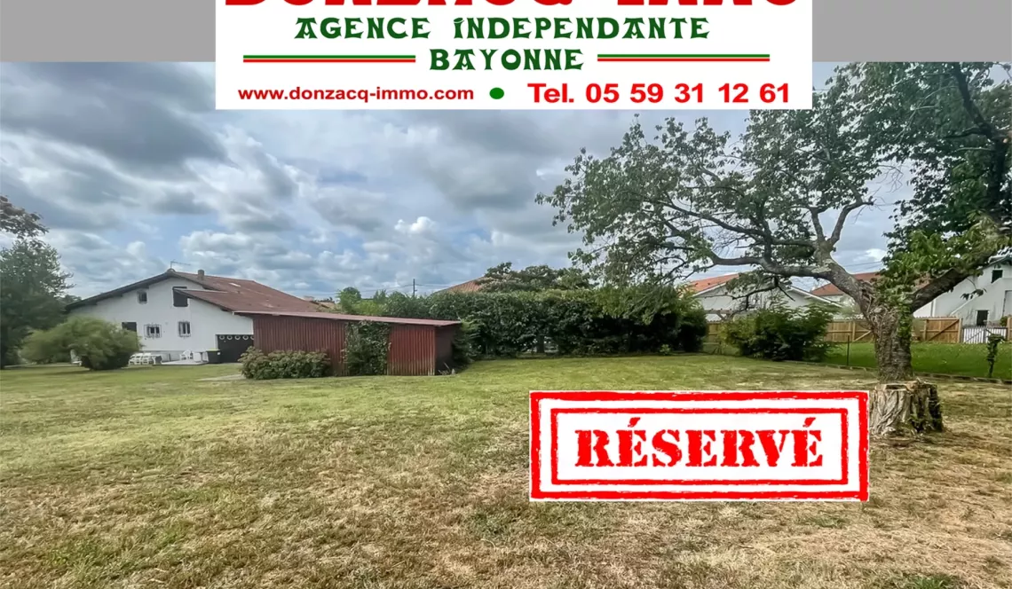 RARE à Anglet rue de Lamouly - Terrain à bâtir plat plein sud d’une surface de 957 m², prévoir viabilisation + branchement tout à l’égout
