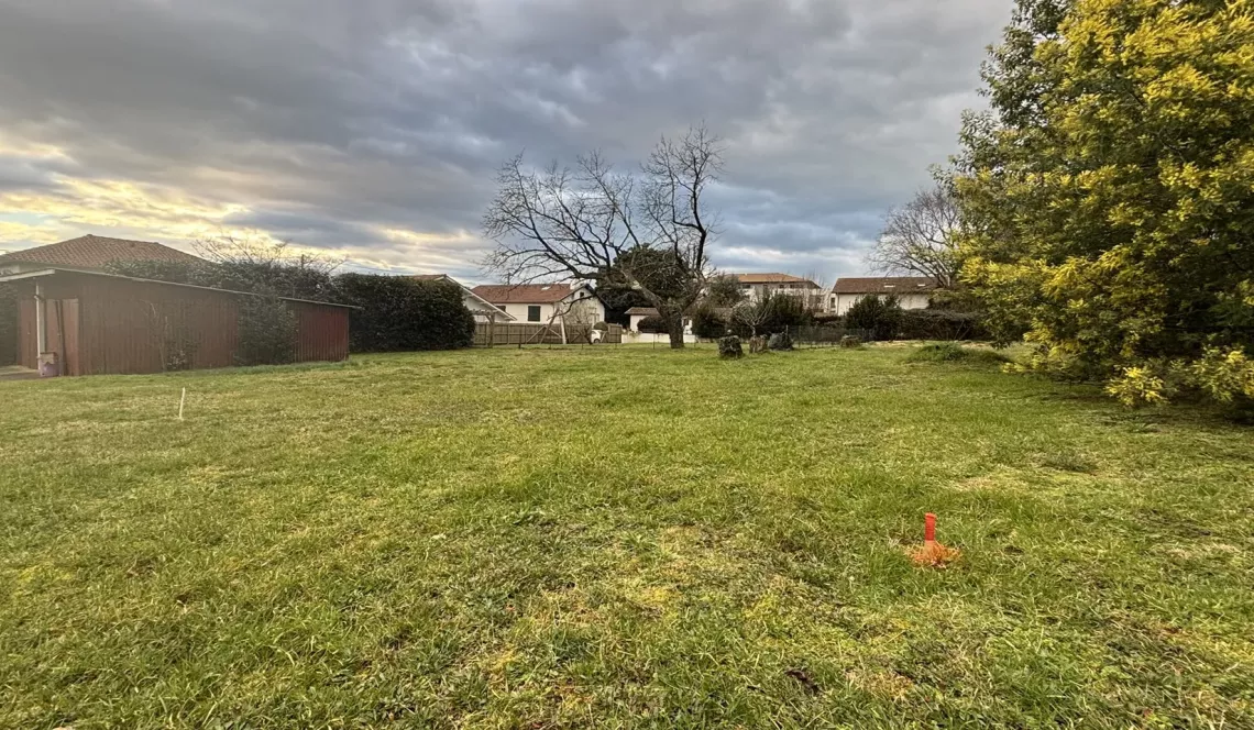 RARE à Anglet rue de Lamouly - Terrain à bâtir plat d’une surface de 500 m², prévoir viabilisation + branchement tout à l’égout