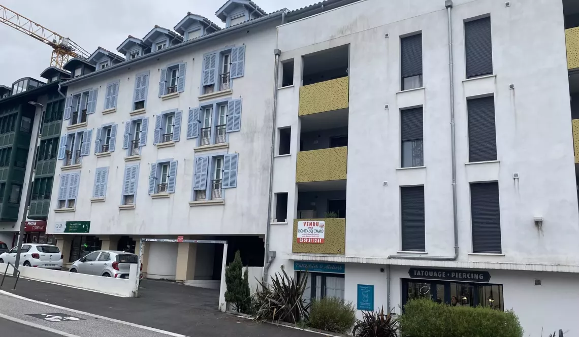 Bayonne à deux pas de la Gare - Dans résidence de 2019, joli type 3 joliment décoré avec terrasse de 7 m² + place de parking en sous-sol 