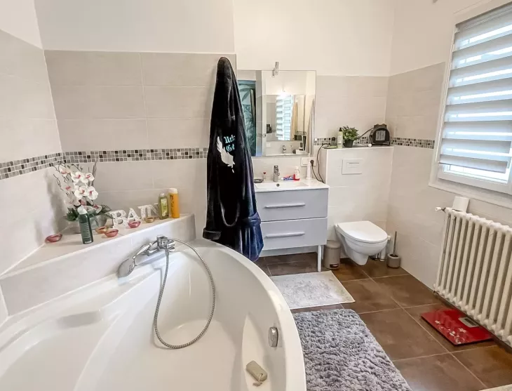 Arcangues - Belle maison des années 70 remise au goût du jour de 250 m² habitable sur deux niveaux, 4 chambres sur 1500 m² de terrain + piscine