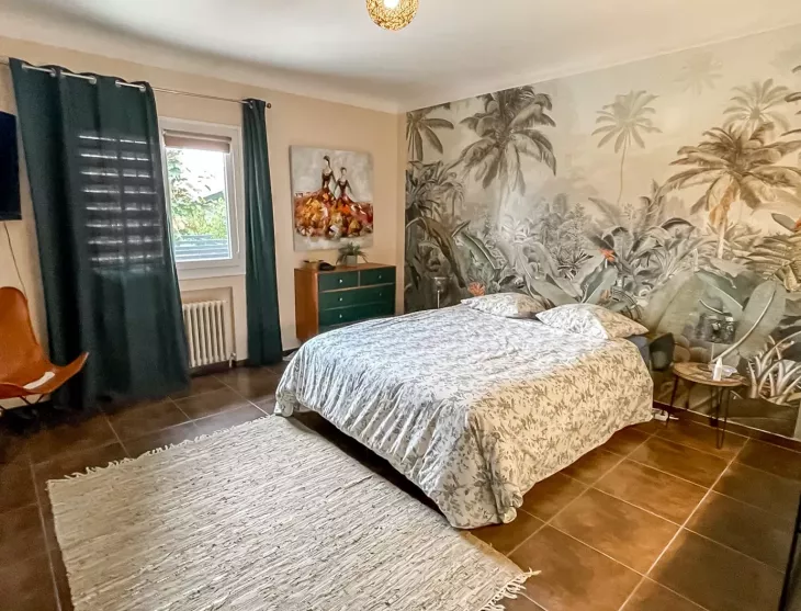 Arcangues - Belle maison des années 70 remise au goût du jour de 250 m² habitable sur deux niveaux, 4 chambres sur 1500 m² de terrain + piscine