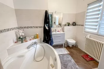 Arcangues - Belle maison des années 70 remise au goût du jour de 250 m² habitable sur deux niveaux, 4 chambres sur 1500 m² de terrain + piscine