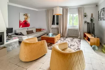 Arcangues - Belle maison des années 70 remise au goût du jour de 250 m² habitable sur deux niveaux, 4 chambres sur 1500 m² de terrain + piscine