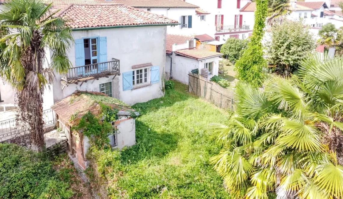 Urt au cœur du village - Maison ancienne de 197 m² habitable à rénover plus petit jardin sur parcelle de 244 m²