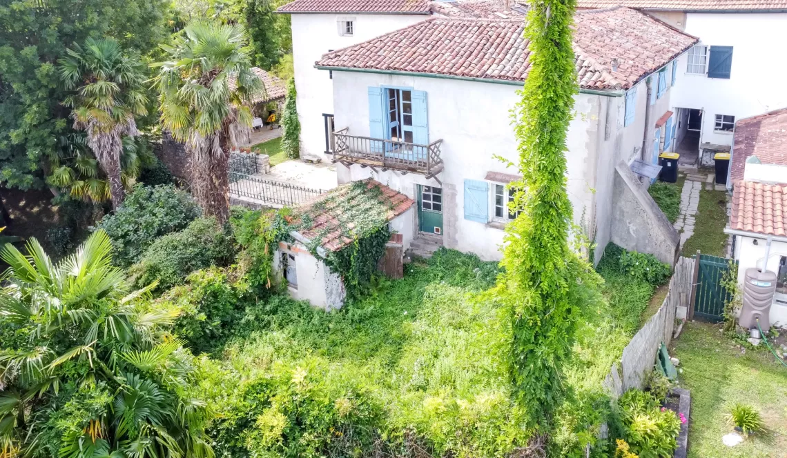 Urt au cœur du village - Maison ancienne de 197 m² habitable à rénover plus petit jardin sur parcelle de 244 m²