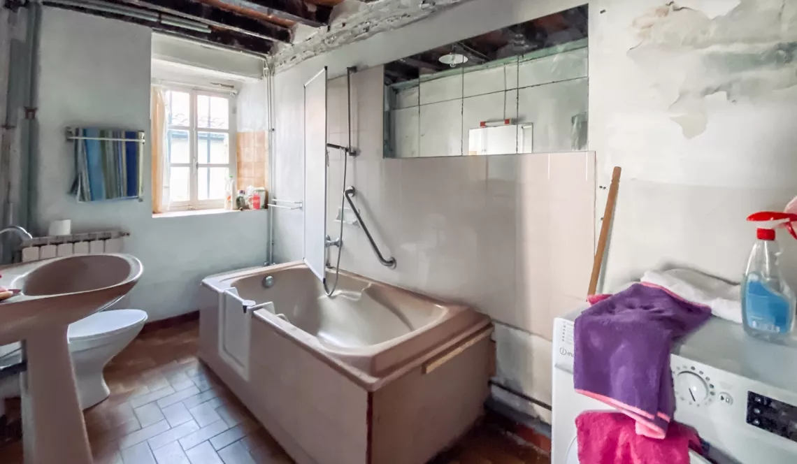 Urt au cœur du village - Maison ancienne de 197 m² habitable à rénover plus petit jardin sur parcelle de 244 m²