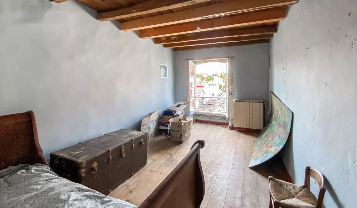 Urt au cœur du village - Maison ancienne de 197 m² habitable à rénover plus petit jardin sur parcelle de 244 m²