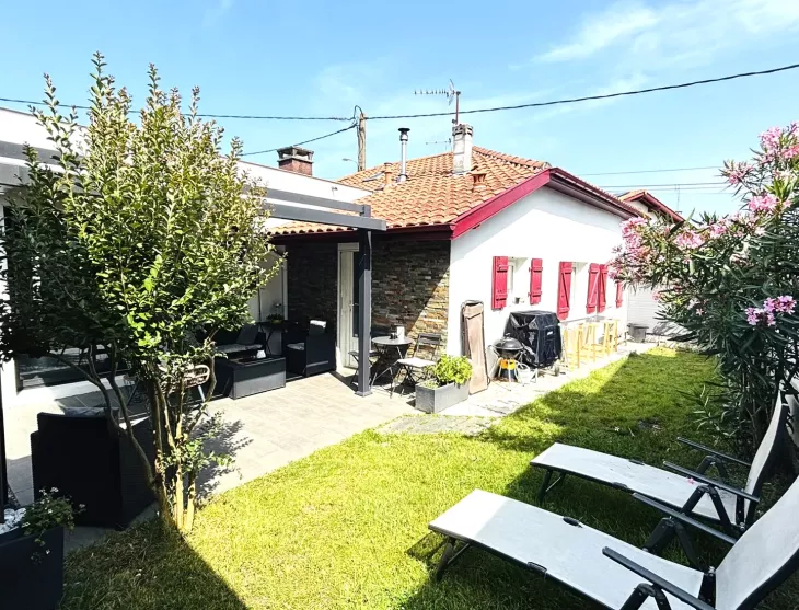 Anglet El Hogar - Adorable maison de ville de plain-pied de 120 m² habitable, 4 chambres + 1 bureau, séjour de 32 m² sur agréable parcelle de 312 m² avec garage