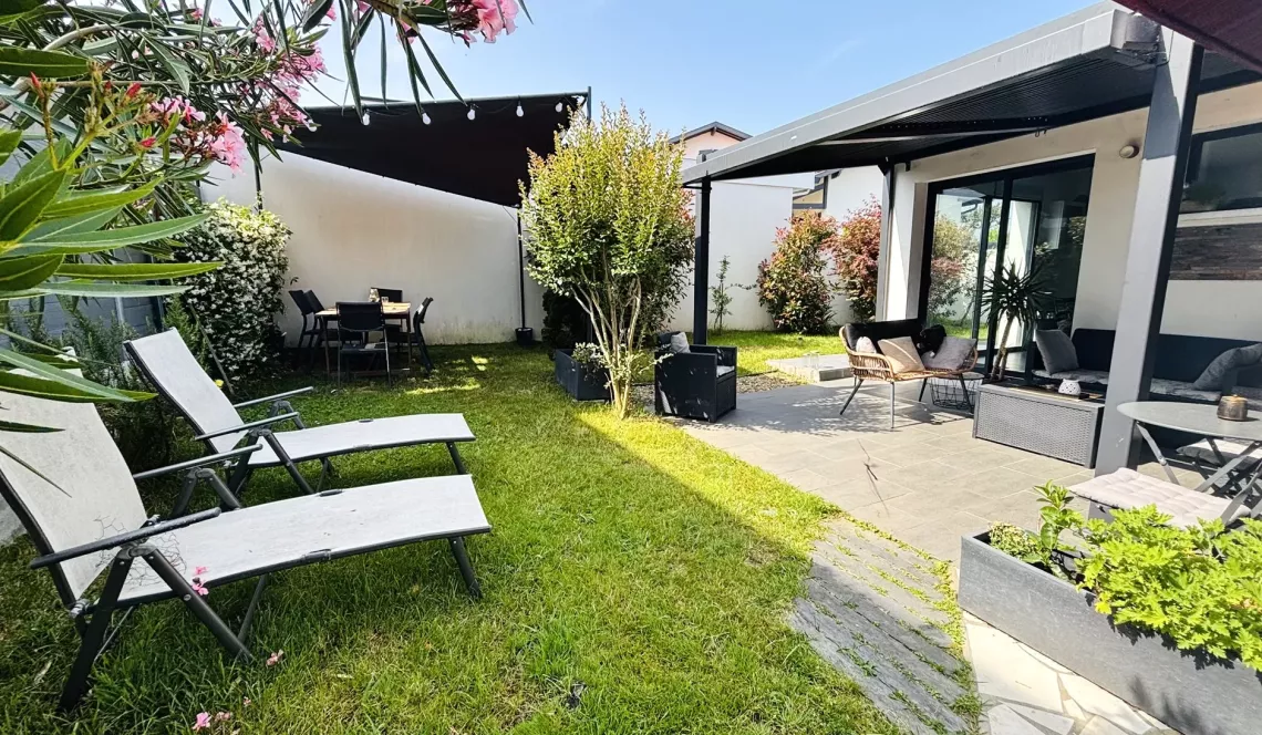 Anglet El Hogar - Adorable maison de ville de plain-pied de 120 m² habitable, 4 chambres + 1 bureau, séjour de 32 m² sur agréable parcelle de 312 m² avec garage