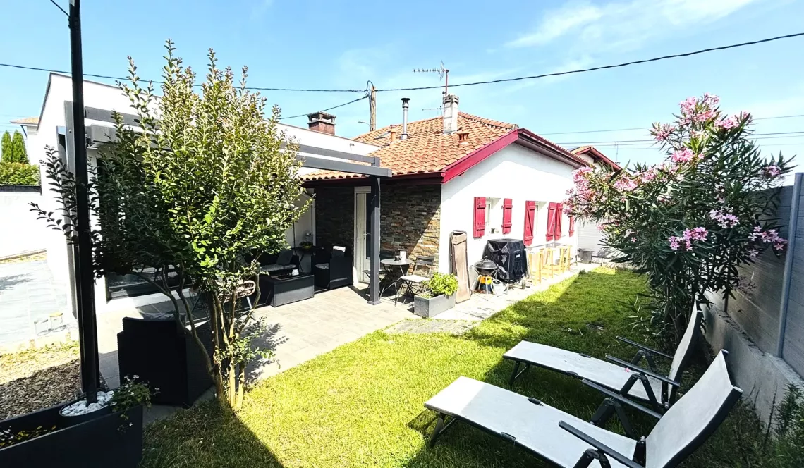 Anglet El Hogar - Adorable maison de ville de plain-pied de 120 m² habitable, 4 chambres + 1 bureau, séjour de 32 m² sur agréable parcelle de 312 m² avec garage