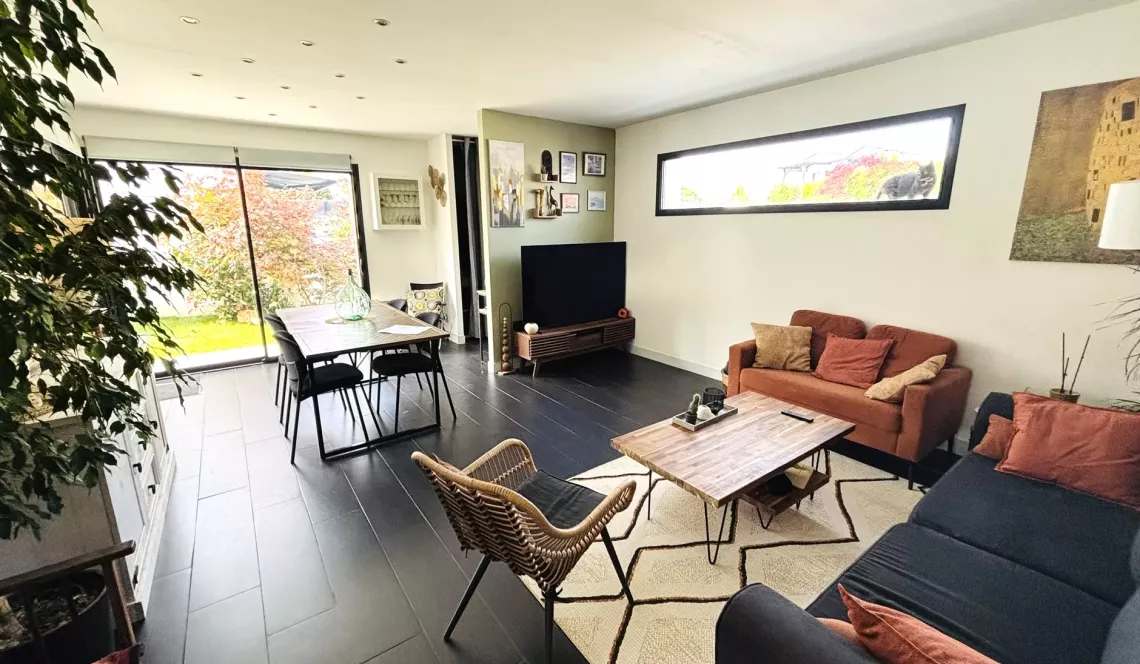 Anglet El Hogar - Adorable maison de ville de plain-pied de 120 m² habitable, 4 chambres + 1 bureau, séjour de 32 m² sur agréable parcelle de 312 m² avec garage