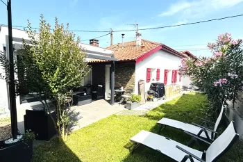 Anglet El Hogar - Adorable maison de ville de plain-pied de 120 m² habitable, 4 chambres + 1 bureau, séjour de 32 m² sur agréable parcelle de 312 m² avec garage