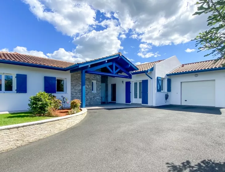 RARE, à Arcangues limite Biarritz - Villa d’architecte de plain-pied de 2012 et ses 4 chambres de 185 m² habitable sur parcelle de 1 200 m² avec piscine