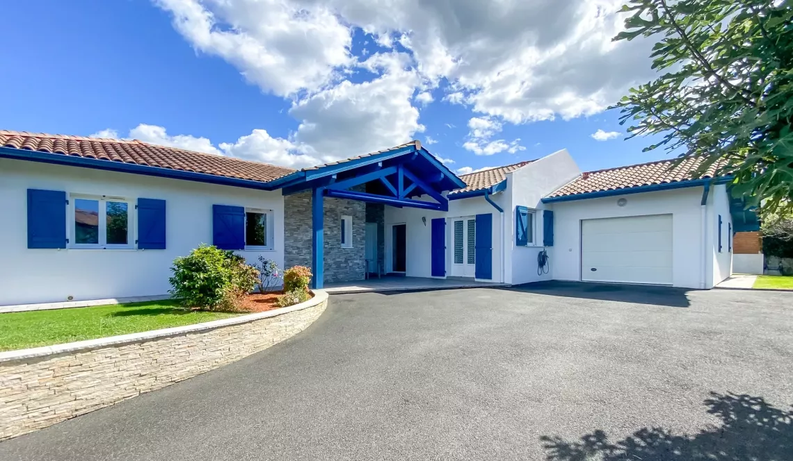 RARE, à Arcangues limite Biarritz - Villa d’architecte de plain-pied de 2012 et ses 4 chambres de 185 m² habitable sur parcelle de 1 200 m² avec piscine