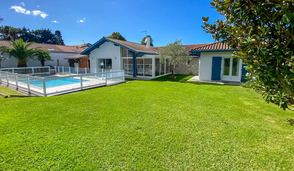 RARE, à Arcangues limite Biarritz - Villa d’architecte de plain-pied de 2012 et ses 4 chambres de 185 m² habitable sur parcelle de 1 200 m² avec piscine