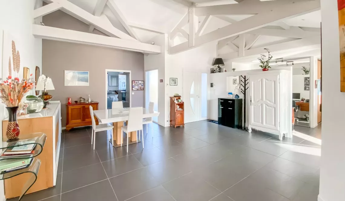 RARE, à Arcangues limite Biarritz - Villa d’architecte de plain-pied de 2012 et ses 4 chambres de 185 m² habitable sur parcelle de 1 200 m² avec piscine