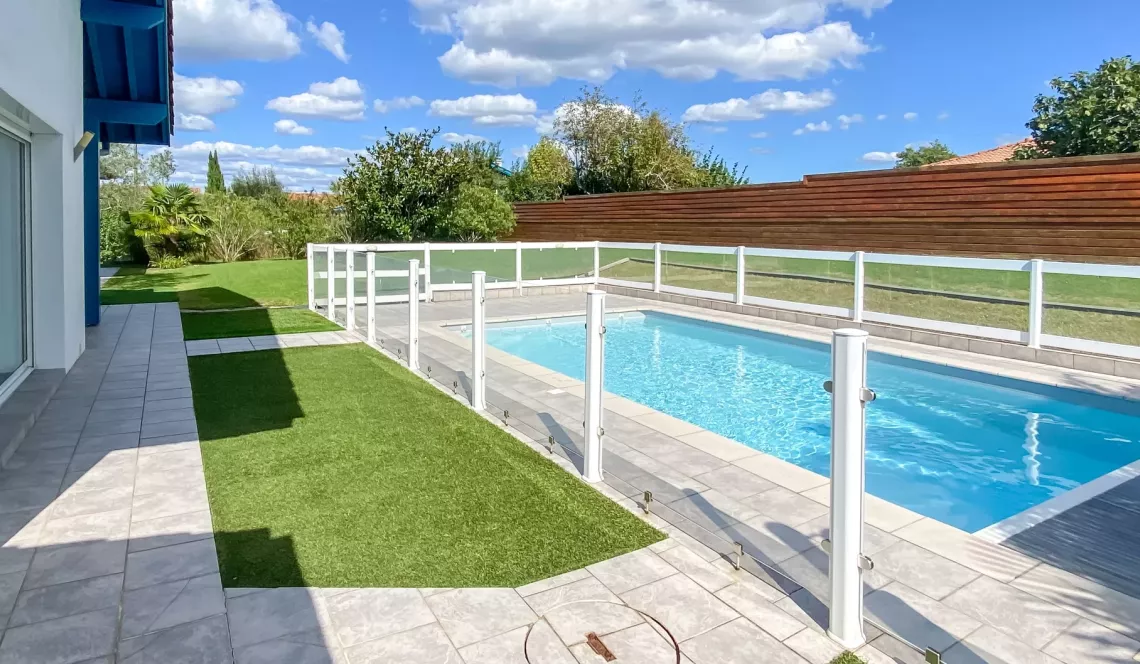 RARE, à Arcangues limite Biarritz - Villa d’architecte de plain-pied de 2012 et ses 4 chambres de 185 m² habitable sur parcelle de 1 200 m² avec piscine