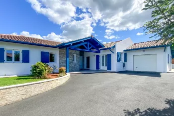 RARE, à Arcangues limite Biarritz - Villa d’architecte de plain-pied de 2012 et ses 4 chambres de 185 m² habitable sur parcelle de 1 200 m² avec piscine