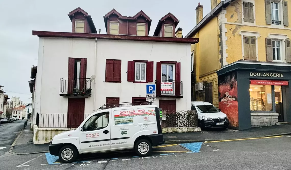 RARE et à deux pas du centre ville de Biarritz - Dans toute petite copropriété, joli studio plein sud de 17 m² vendu meublé et en parfait état + balcon. 