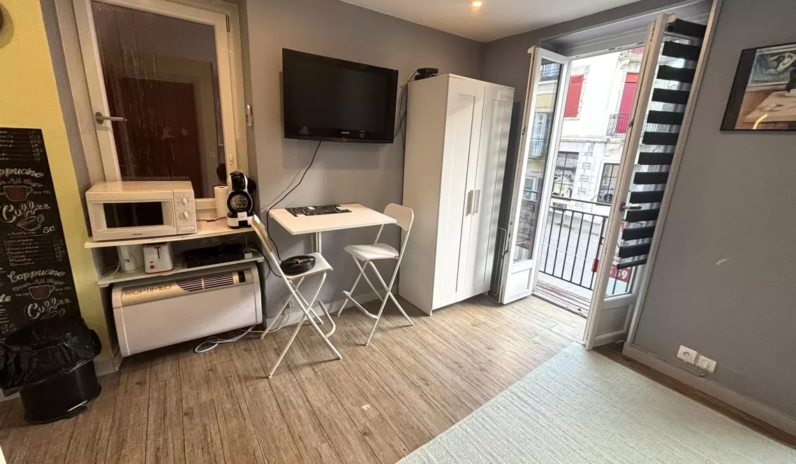 RARE et à deux pas du centre ville de Biarritz - Dans toute petite copropriété, joli studio plein sud de 17 m² vendu meublé et en parfait état + balcon. 