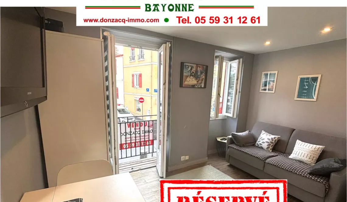 RARE et à deux pas du centre ville de Biarritz - Dans toute petite copropriété, joli studio plein sud de 17 m² vendu meublé et en parfait état + balcon. 