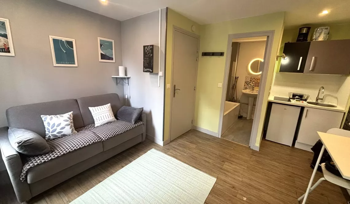 RARE et à deux pas du centre ville de Biarritz - Dans toute petite copropriété, joli studio plein sud de 17 m² vendu meublé et en parfait état + balcon. 