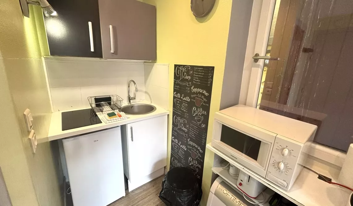 RARE et à deux pas du centre ville de Biarritz - Dans toute petite copropriété, joli studio plein sud de 17 m² vendu meublé et en parfait état + balcon. 