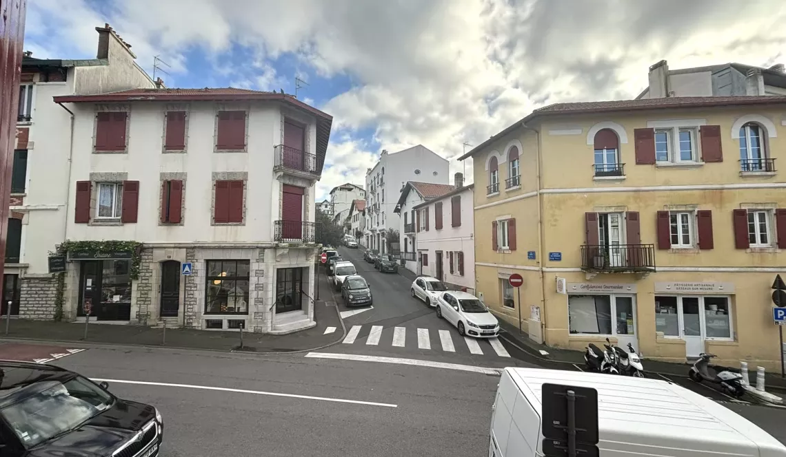 RARE et à deux pas du centre ville de Biarritz - Dans toute petite copropriété, joli studio plein sud de 17 m² vendu meublé et en parfait état + balcon. 
