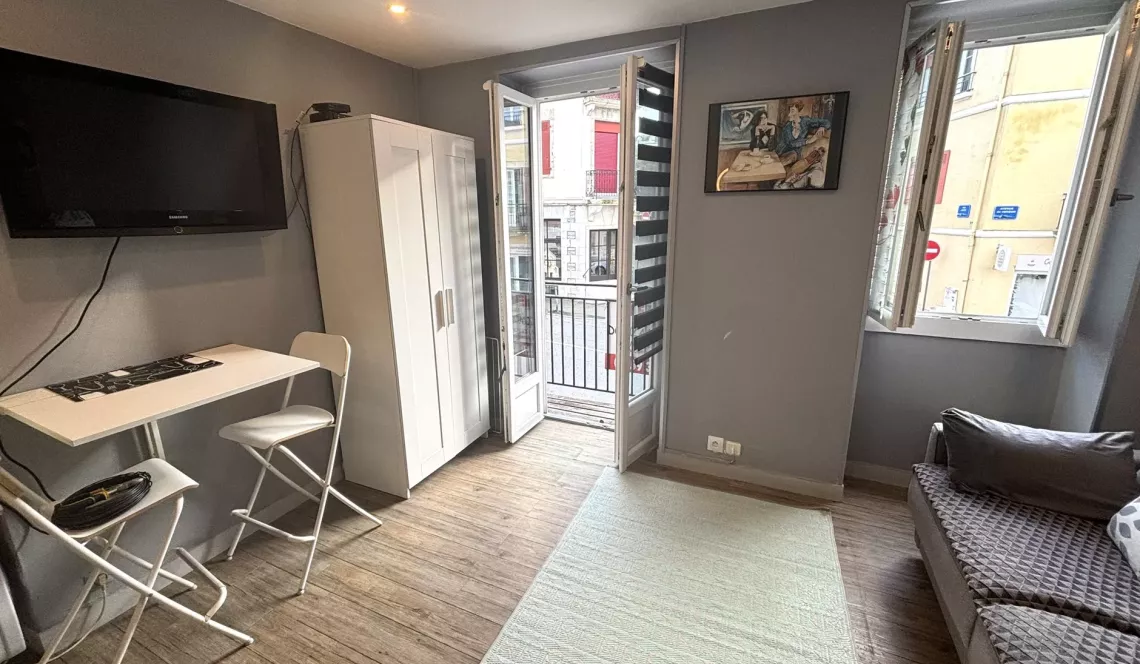 RARE et à deux pas du centre ville de Biarritz - Dans toute petite copropriété, joli studio plein sud de 17 m² vendu meublé et en parfait état + balcon. 