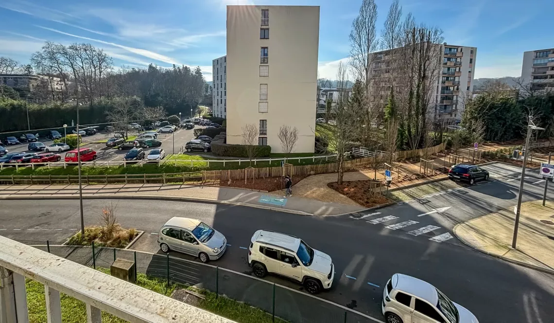 Anglet St Jean - Commodités à vos pieds pour ce lumineux type 3 de 83 m² habitable, double séjour + balcon + cave + place de parking