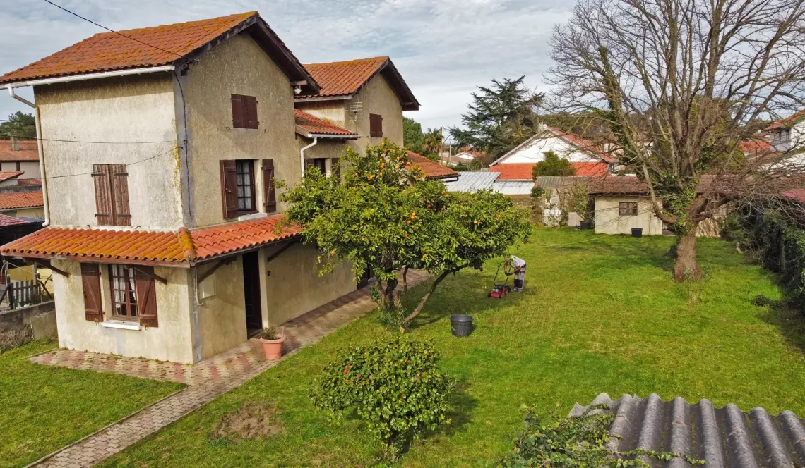 Tarnos à 3,5 kilomètres de la plage du Métro - Maison à rénover de 106 m² habitable sur trois niveaux, atelier + garage sur parcelle plate de 756 m²