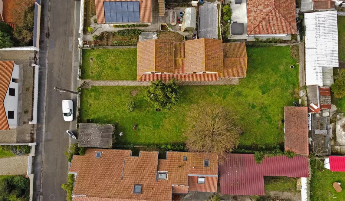 Tarnos à 3,5 kilomètres de la plage du Métro - Maison à rénover de 106 m² habitable sur trois niveaux, atelier + garage sur parcelle plate de 756 m²