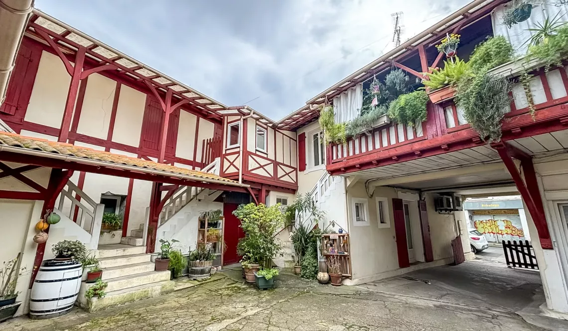 Boucau Central - Au 1er et dernier étage, dans petite copropriété, joli type 2 de 42 m² H en parfait état, pièce de vie de 21 m² + cave 