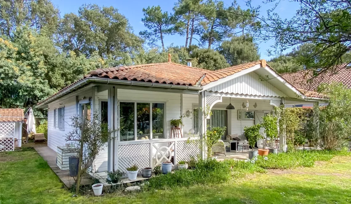 Labenne côté plage et forêt - Plain-pied type Cottage en ossature bois de 95 m² habitable, pièce de vie de 44 m², 3 chambres sur terrain plat de 545 m² 