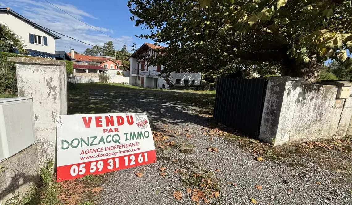 Anglet zone de Maignon - Nombreuses possibilités pour cette belle parcelle en zone UE1 de 1988 m² avec dessus maison de type 3 de 85 m² + sous sol + grand garage