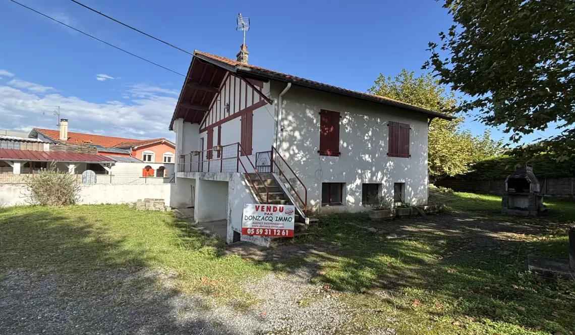 Anglet zone de Maignon - Nombreuses possibilités pour cette belle parcelle en zone UE1 de 1988 m² avec dessus maison de type 3 de 85 m² + sous sol + grand garage