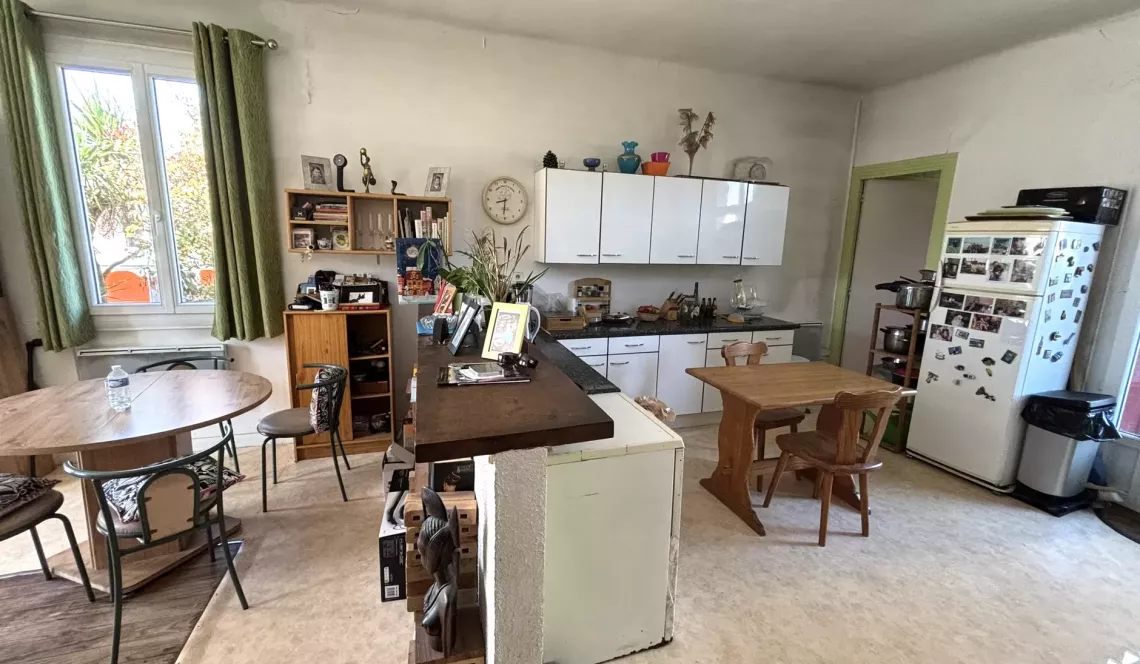 Anglet zone de Maignon - Nombreuses possibilités pour cette belle parcelle en zone UE1 de 1988 m² avec dessus maison de type 3 de 85 m² + sous sol + grand garage