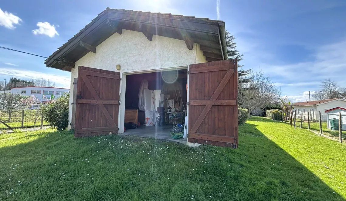 Anglet zone de Maignon - Nombreuses possibilités pour cette belle parcelle en zone UE1 de 1988 m² avec dessus maison de type 3 de 85 m² + sous sol + grand garage